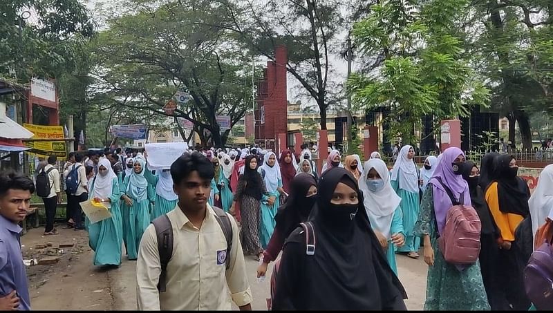 অধ্যক্ষের অপসারণের দাবিতে লক্ষ্মীপুর সরকারি কলেজ ক্যাম্পাসে বিক্ষোভ ও মাবনবন্ধন করেছেন শিক্ষার্থীরা। আজ দুপুরে কলেজ ক্যাম্পাসে তোলা।